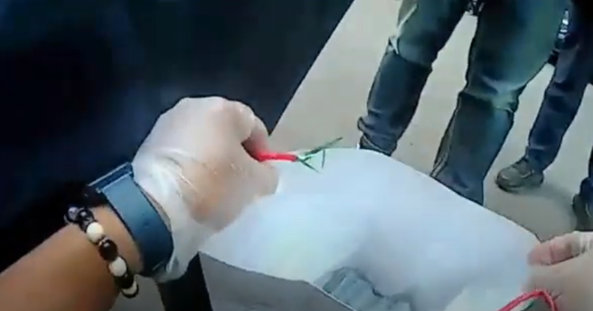 板桥警乔装市场摊商，智逮诈骗集团车手起获299万赃款。（翻摄自影片）