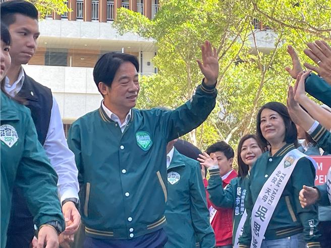 民进党总统参选人赖清德、台北市竞选总部主委陈时中陪同8位立委、立委参选人，至台北市选委会登记参选。（刘彦宜摄）