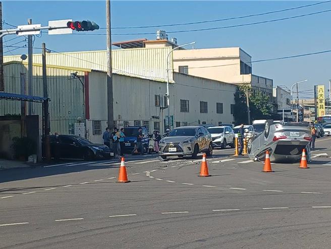 彰化县和美镇22日上午发生追撞车祸，1名78岁的老翁驾车行经彰美路4段与柑竹路口时追撞前车后翻覆在路口。（民眾提供／孙英哲彰化传真）