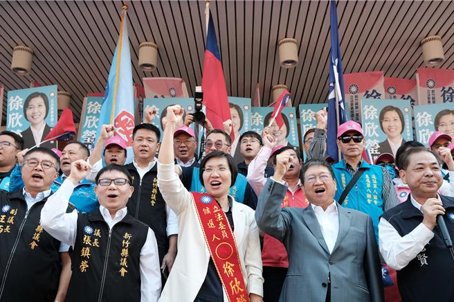 新竹县立委第一选区国民党徐欣莹（中）完成登记，县长杨文科（右二）和议长张镇荣（左二）等民代，带领支持者高喊「徐欣莹一定赢！」（罗浚滨摄）