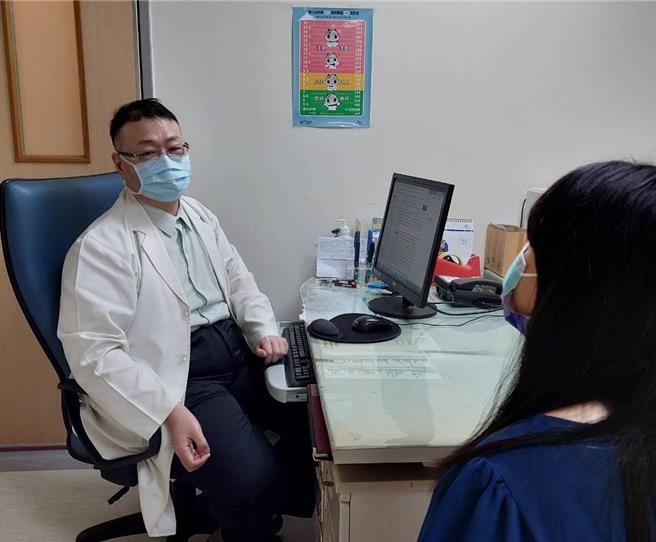 梁文伟主任表示，内科疾病常会互相关联，若能找出关键问题，就能帮助病人获得适当的治疗。（大千医院提供／李京升苗栗传真）