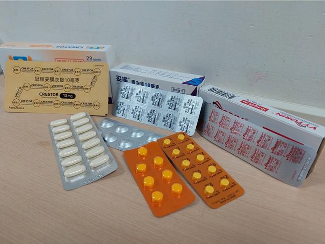 梁文伟主任表示，依据病人不同的状况，搭配适合的药物治疗，才能顺利稳定病况。（大千医院提供／李京升苗栗传真）