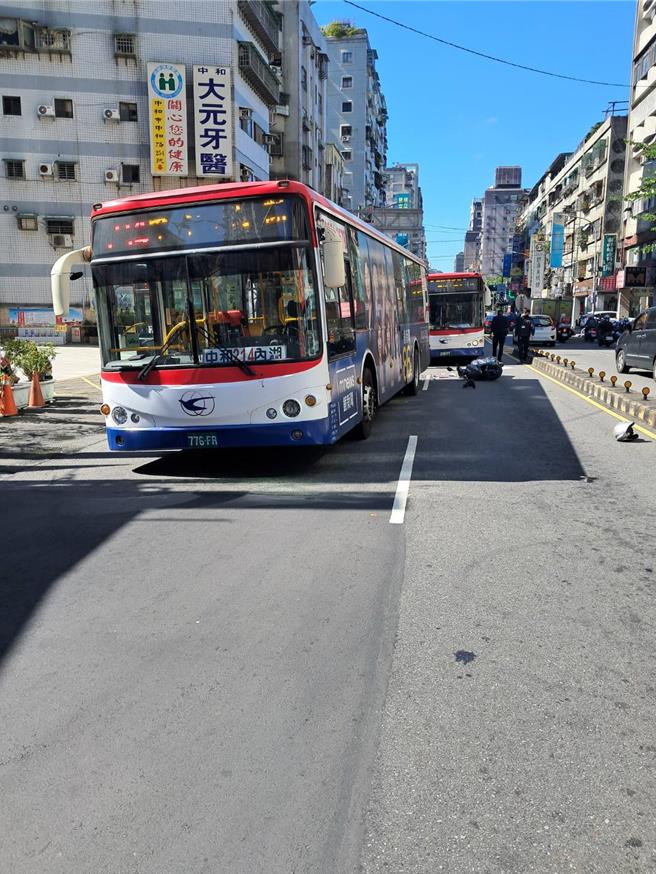 60多岁女骑士22日上午，骑车行经中和区中和路与宜安路口，因她骑在内线车道，不慎擦撞到214路公车，女骑士倒地惨遭公车辗过，送医后不治。（中和警分局提供）