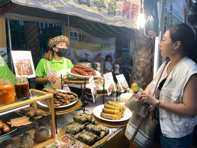 现场还有风味美食可供选购。（图／高雄市农业局）