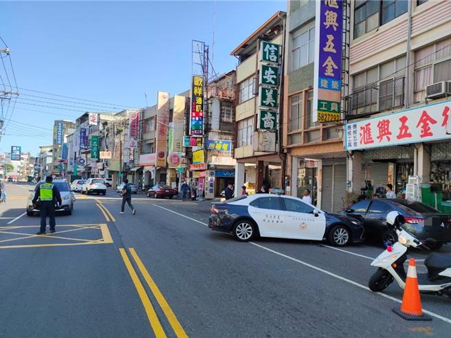 高雄左营一辆警用汽车（右）于11月22日上午9时51分在左营大路发生交通事故，图为车祸现场。（翻摄照片／林瑞益高雄传真）