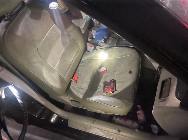 停放路边的轿车遭不明人士打破车窗丢掷鞭炮，险些引起火警意外。（新北市消防局提供／吕健豪新北传真）