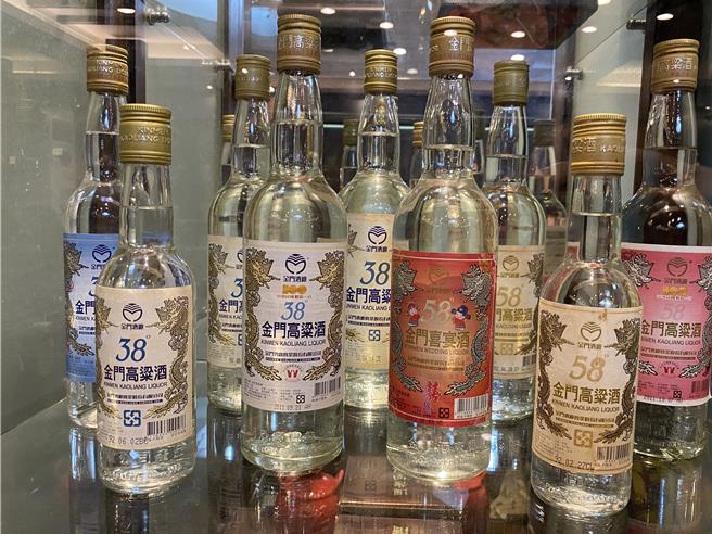 金门2024年春节家户配售酒各村里售领现场作业将自12月25日陆续展开。(于家麒摄)