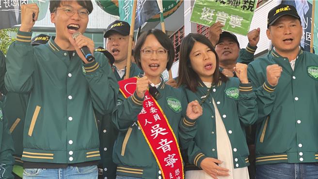 民进党彰化县三选区立委参选人吴音寧（前排左二）22日在彰化县议员刘珊伶（前排右二）、洪腾明（前排右一）、洪子超（前排左一）等人陪同下，到彰化县选举委员会完成登记。（孙英哲摄）