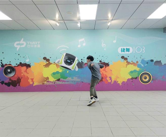 中捷公司为爱跳舞的朋友们举办「台中捷运街舞30秒创意短片比赛」，11月27日至12月15日受理徵件，参赛者只要至旧社站「捷舞103」场地拍下动感街舞，剪辑成创意短片就可参赛。（中捷公司提供／张亦惠台中传真）