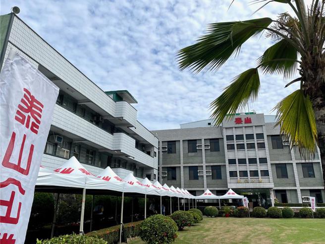 泰山FB粉专搬新家，抽整箱仙草蜜衝高粉丝数。（李丽满摄）