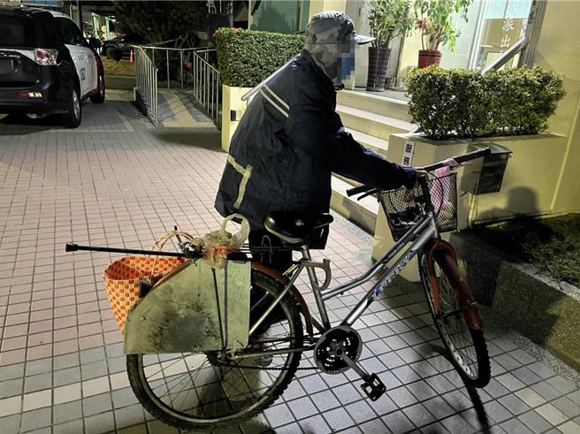 黄男骑脚踏车到被害人住处行窃。(读者提供／曹婷婷台南传真)