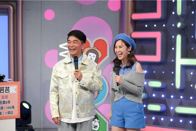 张龄予（右）代班主持，和吴宗宪默契佳。（三立提供）