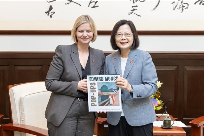 挪威自由党主席梅比(左)22日拜会蔡英文总统(总统府提供)