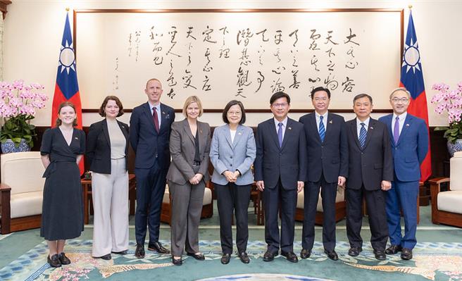    挪威自由党主席梅比率访问团22日拜会蔡英文总统(总统府提供)