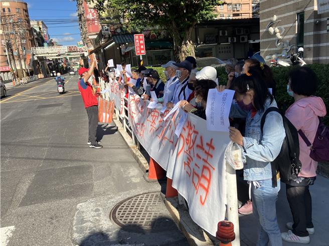 汐止某慈善协会成员到派出所前拉布条，要求警方秉公处理协会遭窃案。（警方提供）