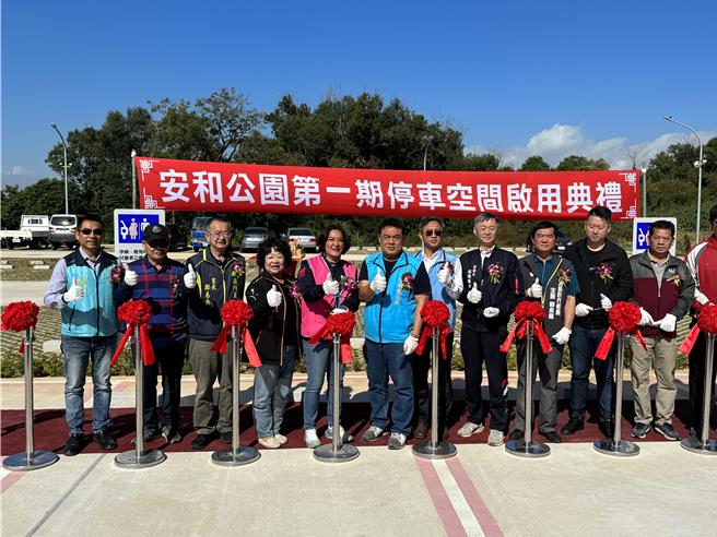 金门县金城镇安和公园第一期停车场今日上午举办落成剪彩仪式，将可提供61格小型车停车格、18格机车停车格。(于家麒摄)