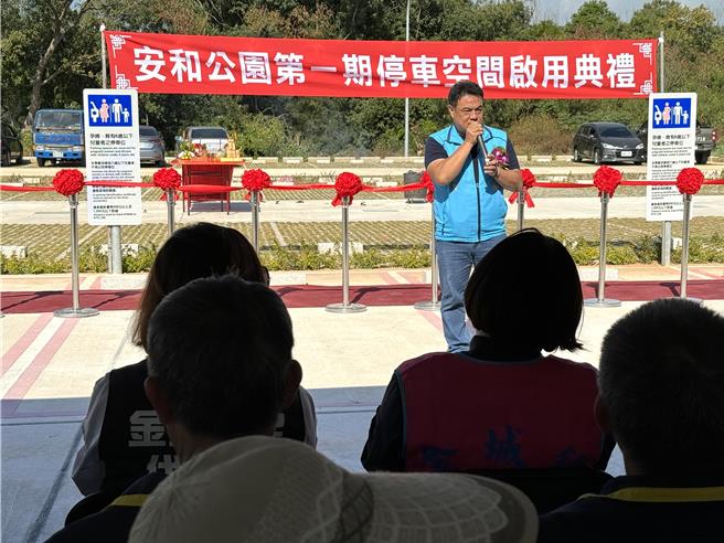 金城镇长李诚智期盼安和公园第一期停车场启用后，能有效缓解市区停车空间不足之问题，也为居民提供更好的生活服务机能。(于家麒摄)