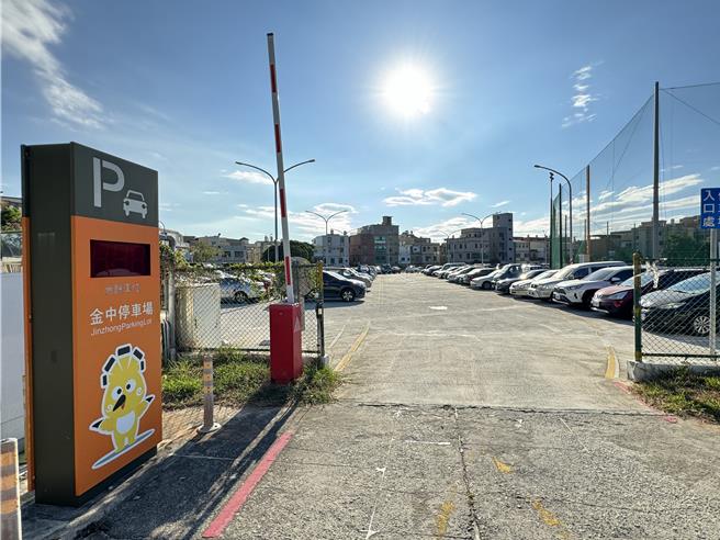 附近的金门高中停车场将自明年元旦起开始收费，民眾担心到时一定会跟社区居民抢车位停，上演「卡位大战」。(于家麒摄)
