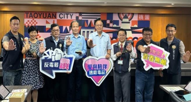 桃园市长张善政（右四）于市政会议中接受教育局局长刘仲成（右五）、启英高中校长彭昭勋（右三）及忠贞国小校长魏秀莲（左二）献奖。（桃园市教育局提供／陈梦茹桃园传真）