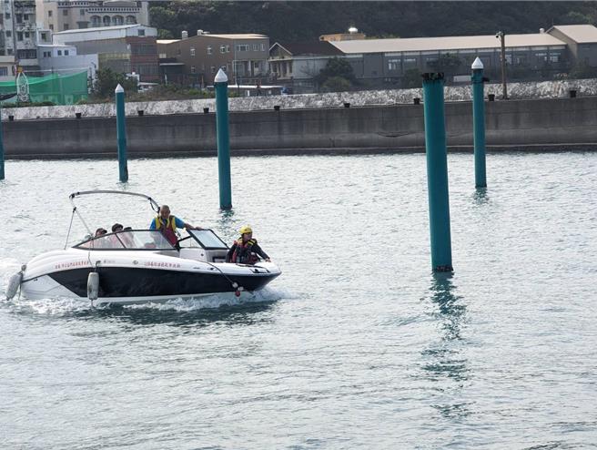 新北市消防局第六大队加强各项水域救援训练。（新北市消防局提供）