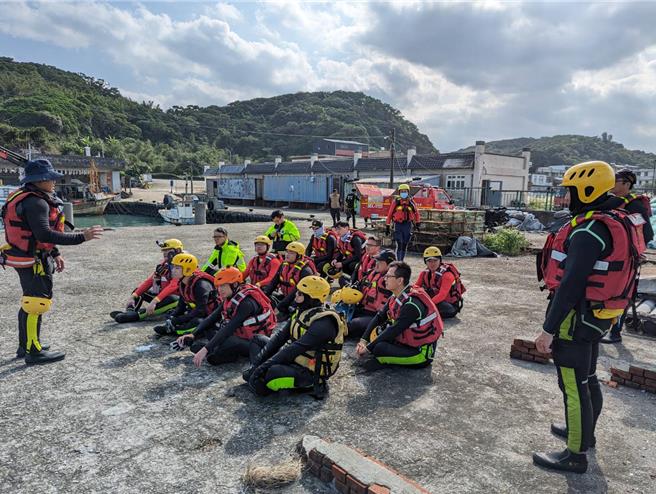 新北市消防局第六大队加强各项水域救援训练。（新北市消防局提供）