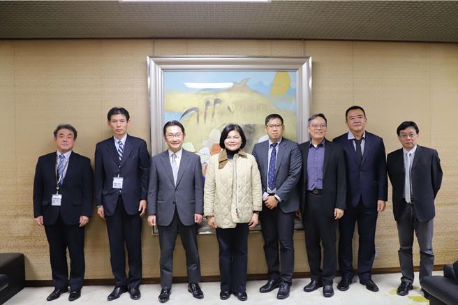 云林县长张丽善（左四）21日带队考察熊本市，熊本市副市长中垣内隆久（左三）接待，右四起为云林县环保局长张乔维、建设处长李俊兴、新闻处副处长黄俊彦、国际事务办公室主任刘志伟。（云林县府提供）