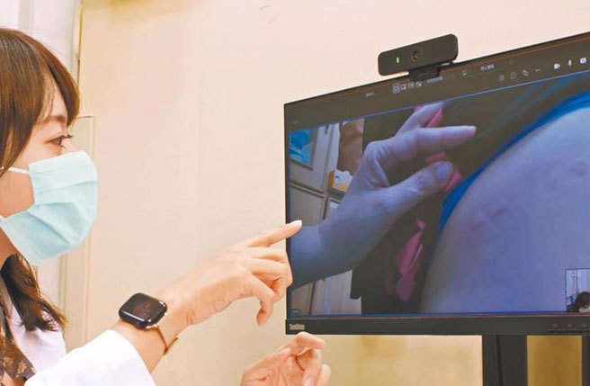 图为疫情期间民眾使用视讯诊疗，降低感染风险。（资料照片）