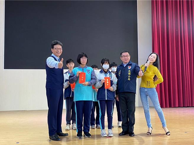 桃园市警察局大园分局结合大园国中办理识诈图文徵稿活动，22日举行颁奖宣导活动。（翻摄照片／蔡明亘桃园传真）