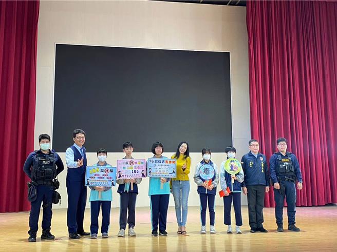 桃园市警察局大园分局结合大园国中办理识诈图文徵稿活动，22日举行颁奖宣导活动。（翻摄照片／蔡明亘桃园传真）