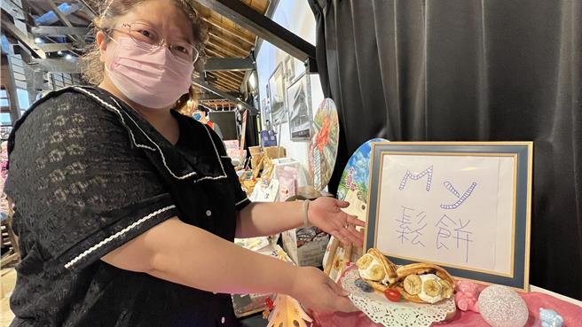 来自新营的松饼业者陈香君，加入盐水商圈，跟着当地年轻人一起行销、打知名度。（张毓翎摄）