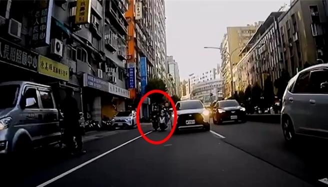 尤姓女子20日上午騎機車載著2個女兒赴校上課，行經新北市中和區景平路，因閃避左方車輛，不慎擦撞76歲蘇姓騎士，蘇翁倒地，送醫4小時後宣告不治。（中和警分局提供）