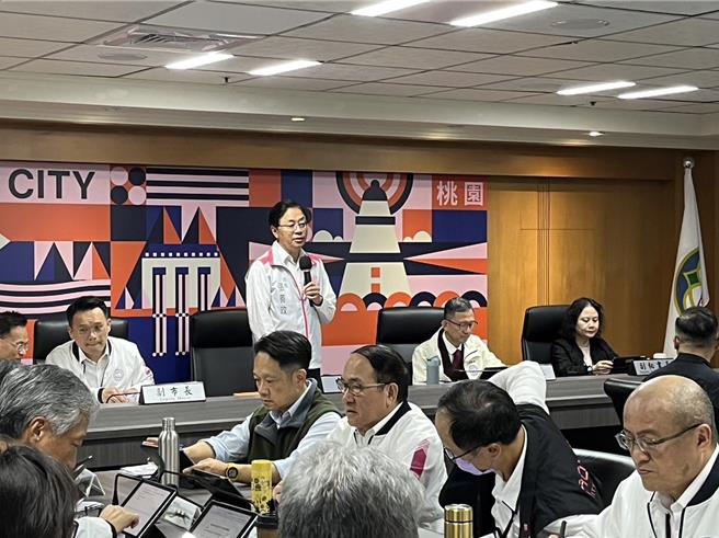 桃园市长张善政22日主持市政会议，谈到旧城区的更新，他表示市府有改变现状的勇气，请市民给予支持与信心。（陈梦茹桃园传真）