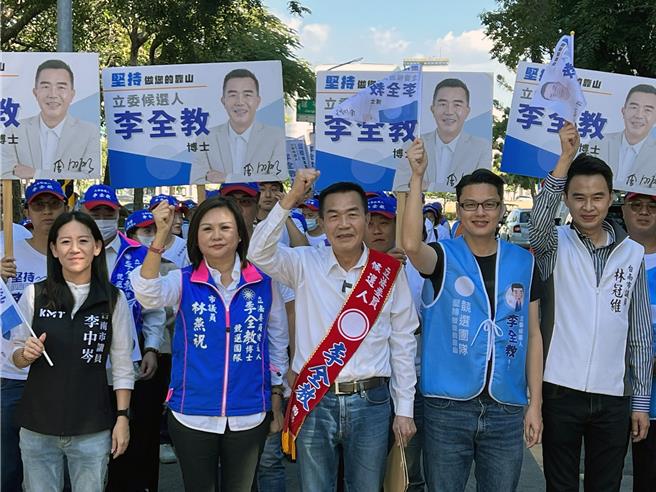 立委選舉登記第3天，前台南市議長李全教在多位國民黨及無黨議員及大批支持者的陪同下，前往台南市選委會完成第四選區立委參選登記。（洪榮志攝）