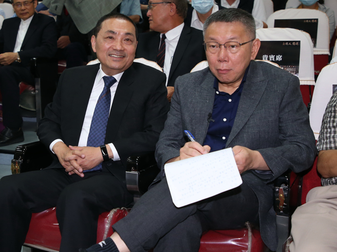 图为国民党总统参选人侯友宜（前左）、民眾党总统参选人柯文哲（前右）。（资料照,赵双杰摄）