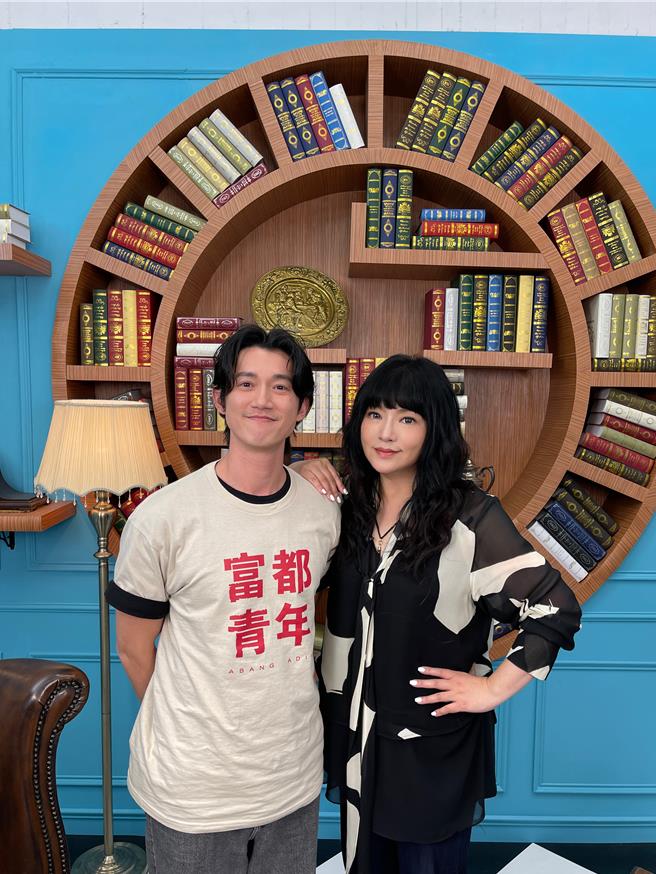 《星时代调研所》主持人唐绮阳与来宾吴慷仁。（LINE TODAY《星时代调研所》提供 ）