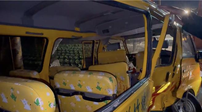 彰化县竹塘乡昨发生乡立幼儿园娃娃车遭BMW自小客车衝撞，酿15名师生送医的严重车祸，其中还有女童抛出车外，但许多家长可能不知道，娃娃车并没有规定要加装安全带。（民眾提供／吴建辉彰化传真）