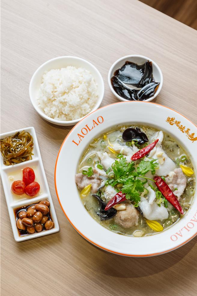 姥姥酸菜鱼101新店开卖的个人套餐，售价大约300元上下。（姥姥酸菜鱼提供／朱世凯台北传真）