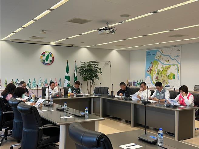 台中市议会今天一读会前，副市长黄国荣针对台中明年52项重大预算，到民进党团报告说明。（江肇国提供／张亦惠台中传真）