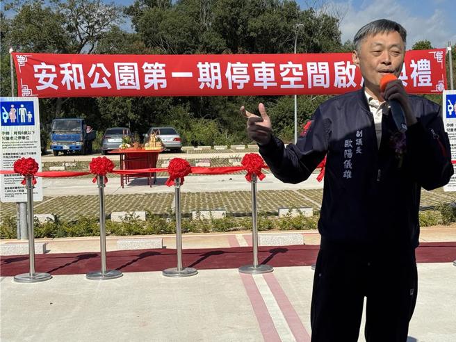 金门县副议长欧阳仪雄反驳陈玉珍说，县长陈福海不是不做，而是县库没钱，也令现场民眾感到选战火药味。(于家麒摄)