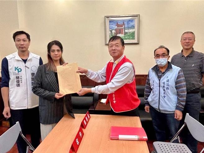 民眾党连江县党部主任高恺伶代立委参选人曹尔凯登记。（民眾提供）