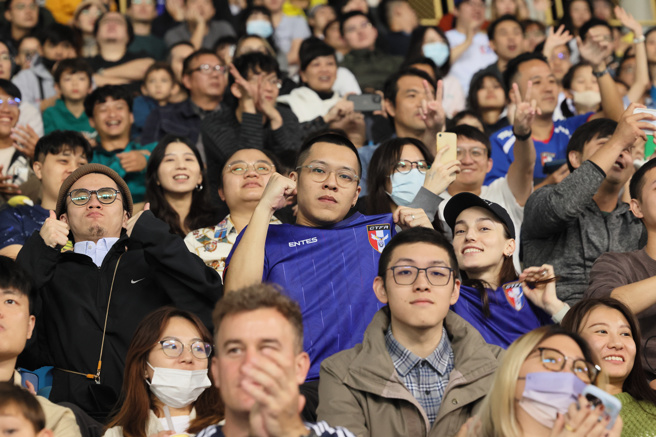 球迷穿著中華男足主場球衣在看台加油。（ENTES提供）
