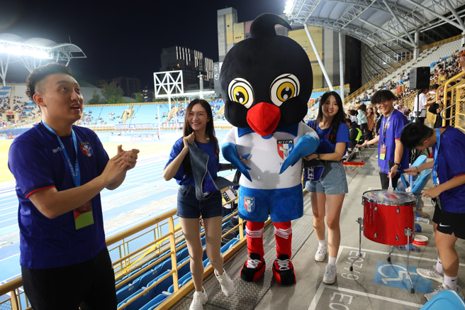 味全龍應援團團長勛雞（左）在看台上帶動應援氣氛。（ENTES提供）