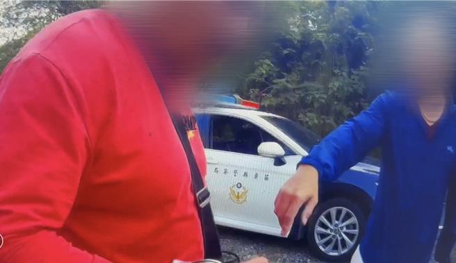 员警将毒品通缉犯逮捕到案。（民眾提供／李京升苗栗传真）