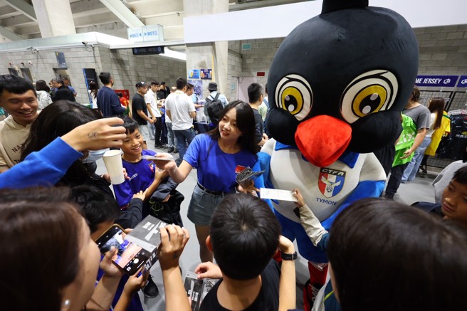 中華足協吉祥物堤蒙很受小朋友歡迎。（李弘斌攝）