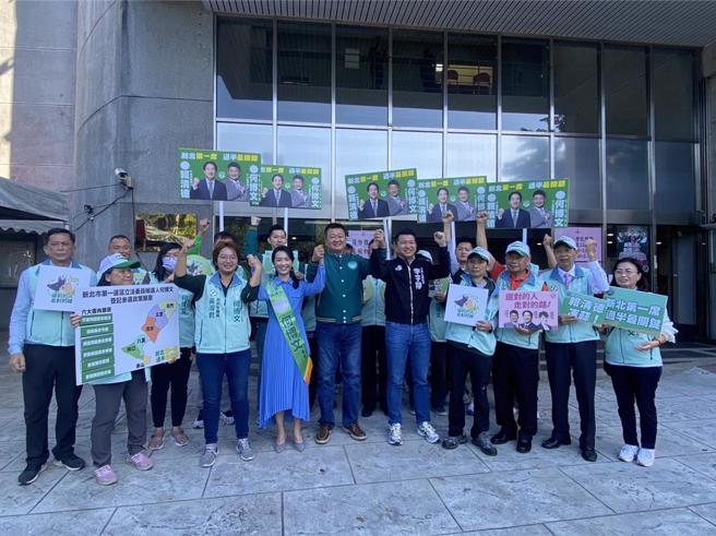 民进党新北市立委一选区参选人何博文在妻子及市议员李宇翔、黄淑君陪同下，完成登记参选。（高钧麟摄）
