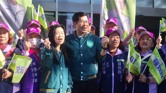 民进党新北市立委七选区参选人罗致政偕同妻子完成登记参选。（高钧麟摄）
