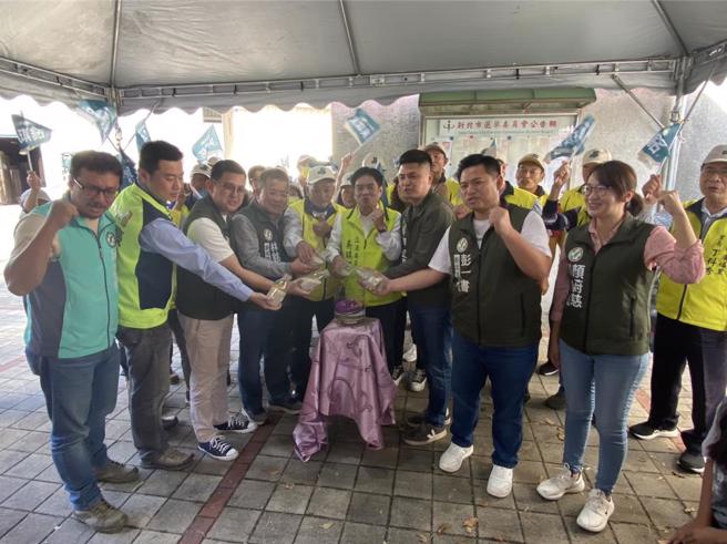 民进党新北市立委十选区参选人吴琪铭偕同妻子及大批支持者完成登记参选。（高钧麟摄）
