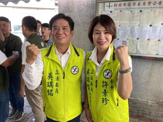 民进党新北市立委十选区参选人吴琪铭全家总动员，妻子、2个儿子一起陪同登记。（高钧麟摄）
