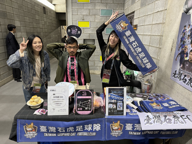 企甲球隊台灣石虎FC在北田擺攤贈送應援小物。（李弘斌攝）