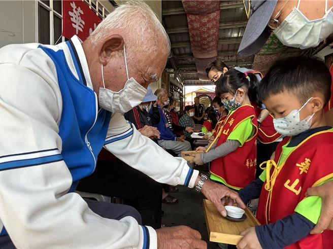 华山基金会屏东县现正面临「照顾需求增多、但募款减少」的窘境，竹田爱心天使站22日举办感恩茶会，并发起2024年常年认助计画，期盼各界响应，每月1250元、1年1万5000元，一起守护独老。（谢佳潾摄）